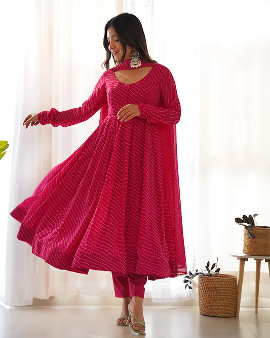 RANI PINK COLOR LAHERIYA PRINT GEORGETTE THREE PIECE ANARKALI SUIT